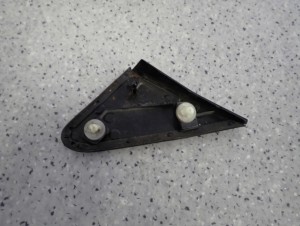 TOYOTA YARIS I 99-05 TRÓJKĄT ZAŚLEPKA BŁOTNIKA PRZEDNIA LEWA 3/4 MINIATURA