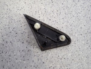 TOYOTA YARIS I 99-05 TRÓJKĄT ZAŚLEPKA BŁOTNIKA PRZEDNIA LEWA 4/4 MINIATURA