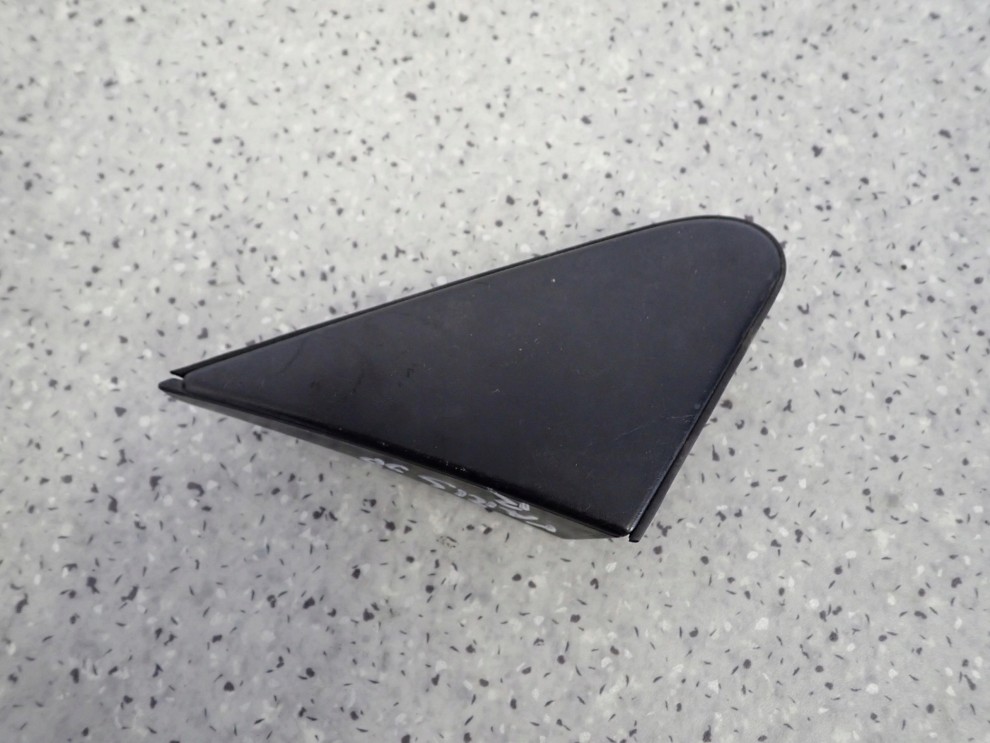 TOYOTA YARIS I 99-05 TRÓJKĄT ZAŚLEPKA BŁOTNIKA PRZEDNIA PRAWA 1/3