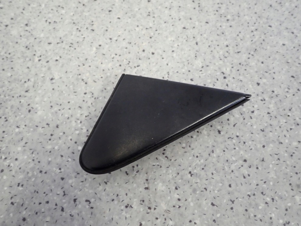 TOYOTA YARIS I 99-05 TRÓJKĄT ZAŚLEPKA BŁOTNIKA PRZEDNIA PRAWA 2/3