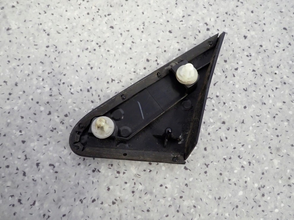 TOYOTA YARIS I 99-05 TRÓJKĄT ZAŚLEPKA BŁOTNIKA PRZEDNIA PRAWA 3/3