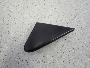 TOYOTA YARIS I 99-05 TRÓJKĄT ZAŚLEPKA BŁOTNIKA PRZEDNIA PRAWA 2/3 MINIATURA