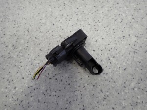 TOYOTA YARIS I FR 1.4 D4D 99-05 PRZEPŁYWOMIERZ POWIETRZA