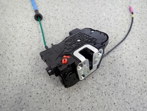 KIA VENGA 09- ZAMEK DRZWI TYLNY PRAWY 4/8 MINIATURA