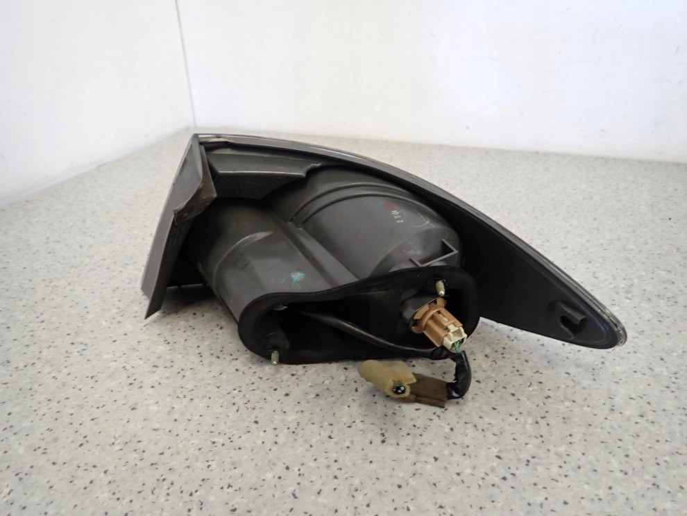 MAZDA 6 5d 02-05 LAMPA TYLNA LEWA ZEWNĘTRZNA 6/8