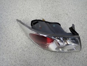 MAZDA 6 5d 02-05 LAMPA TYLNA LEWA ZEWNĘTRZNA 4/8 MINIATURA