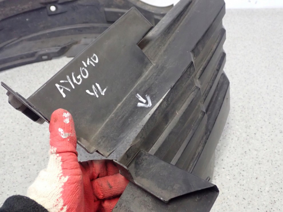 TOYOTA AYGO 06-12 NADKOLE PRZEDNIE LEWE 3/8