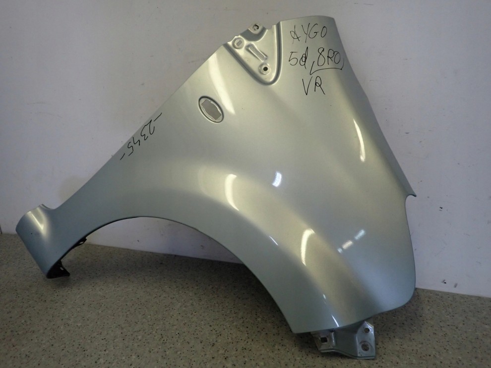 TOYOTA AYGO 05-12 BŁOTNIK PRZEDNI PRAWY 8R0 2/13