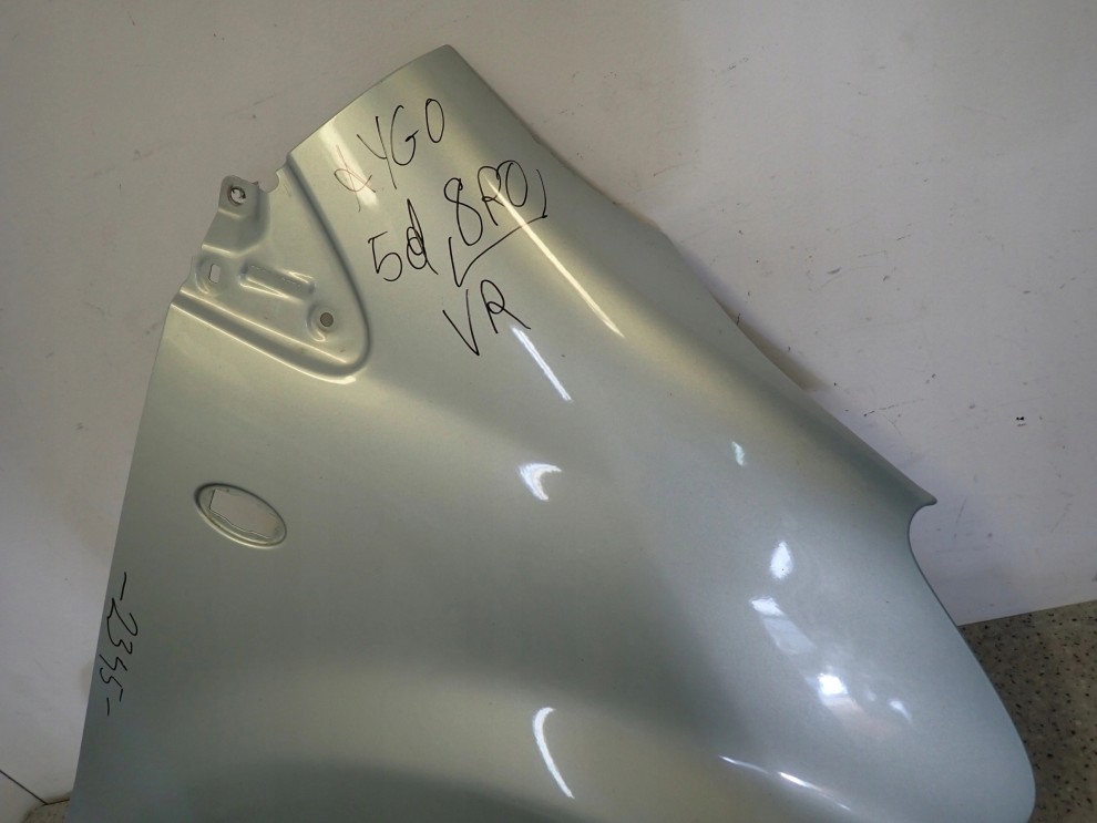 TOYOTA AYGO 05-12 BŁOTNIK PRZEDNI PRAWY 8R0 3/13