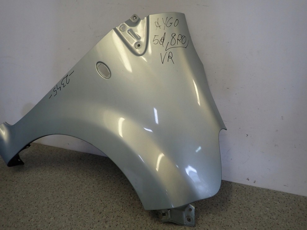 TOYOTA AYGO 05-12 BŁOTNIK PRZEDNI PRAWY 8R0 4/13