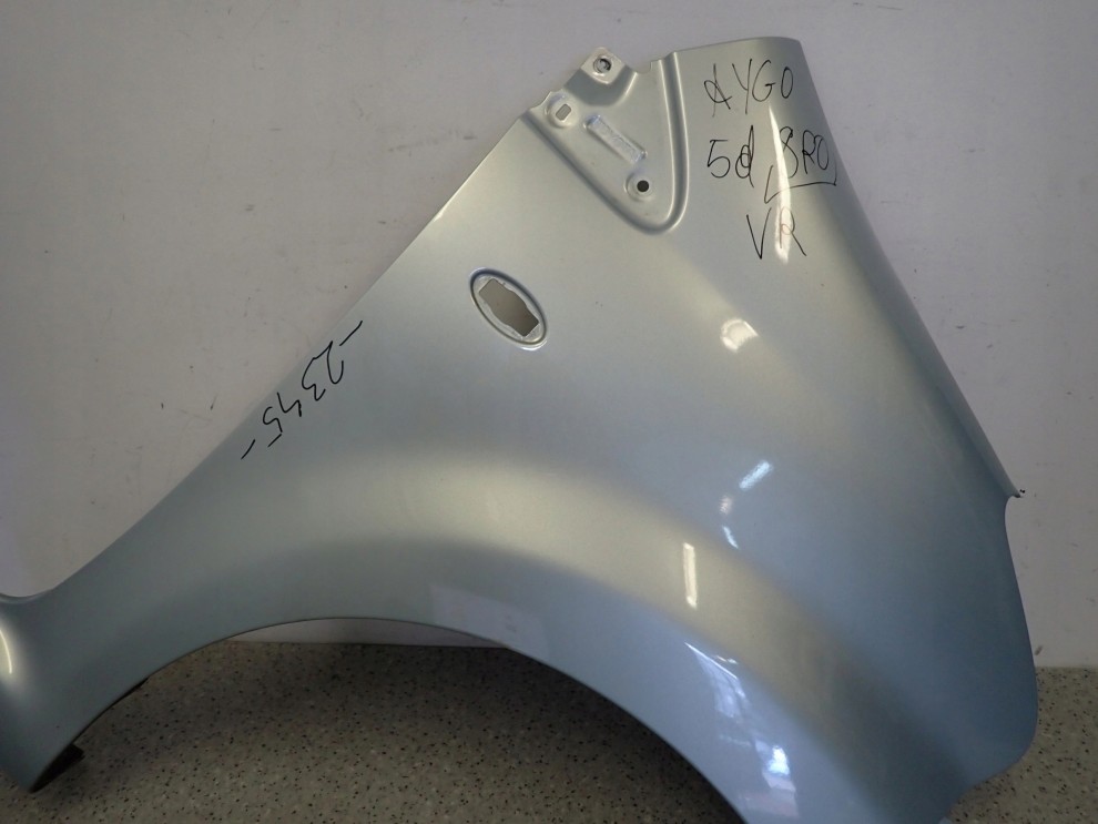 TOYOTA AYGO 05-12 BŁOTNIK PRZEDNI PRAWY 8R0 8/13