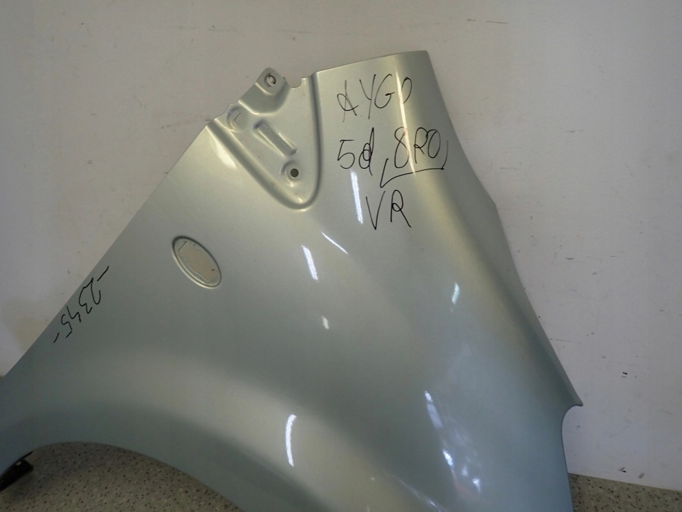 TOYOTA AYGO 05-12 BŁOTNIK PRZEDNI PRAWY 8R0 9/13