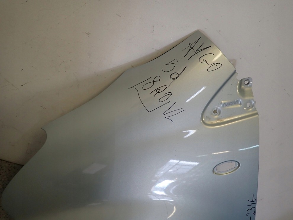 TOYOTA AYGO 05-12 BŁOTNIK PRZEDNI LEWY 8R0 3/10