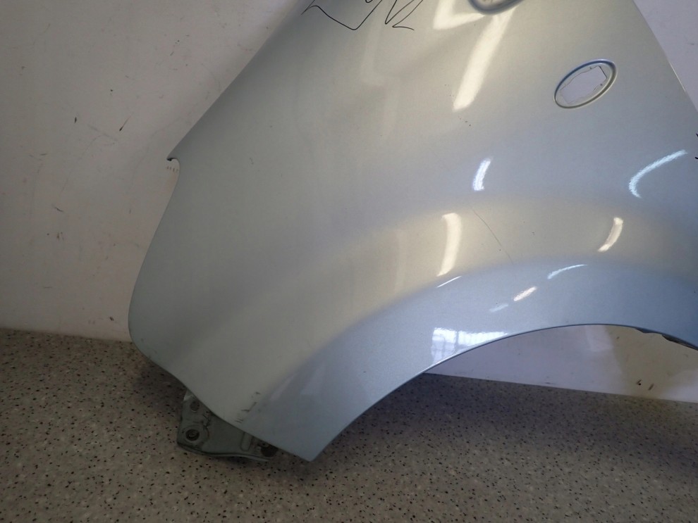 TOYOTA AYGO 05-12 BŁOTNIK PRZEDNI LEWY 8R0 4/10