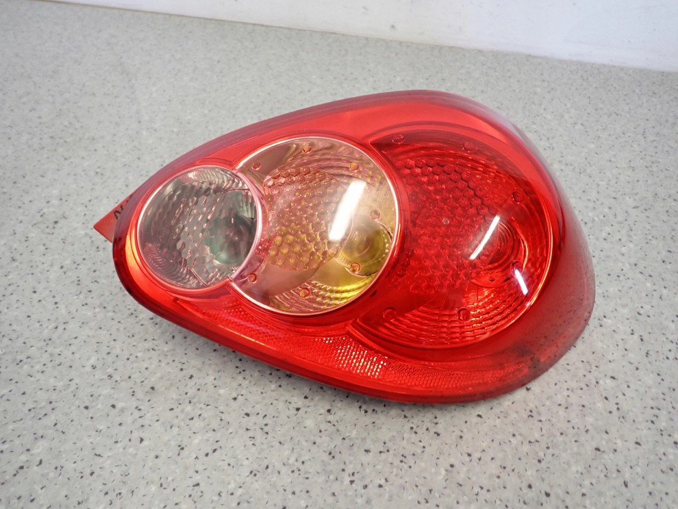 TOYOTA AYGO 06-09 LAMPA TYLNA PRAWA 1/6