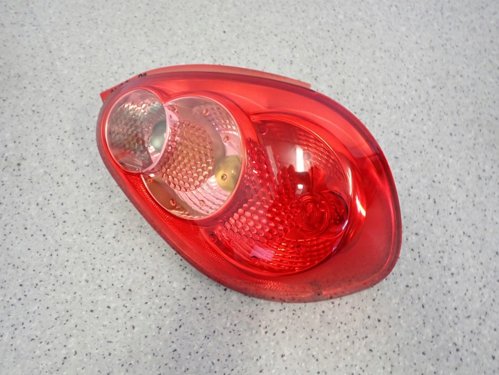 TOYOTA AYGO 06-09 LAMPA TYLNA PRAWA 3/6