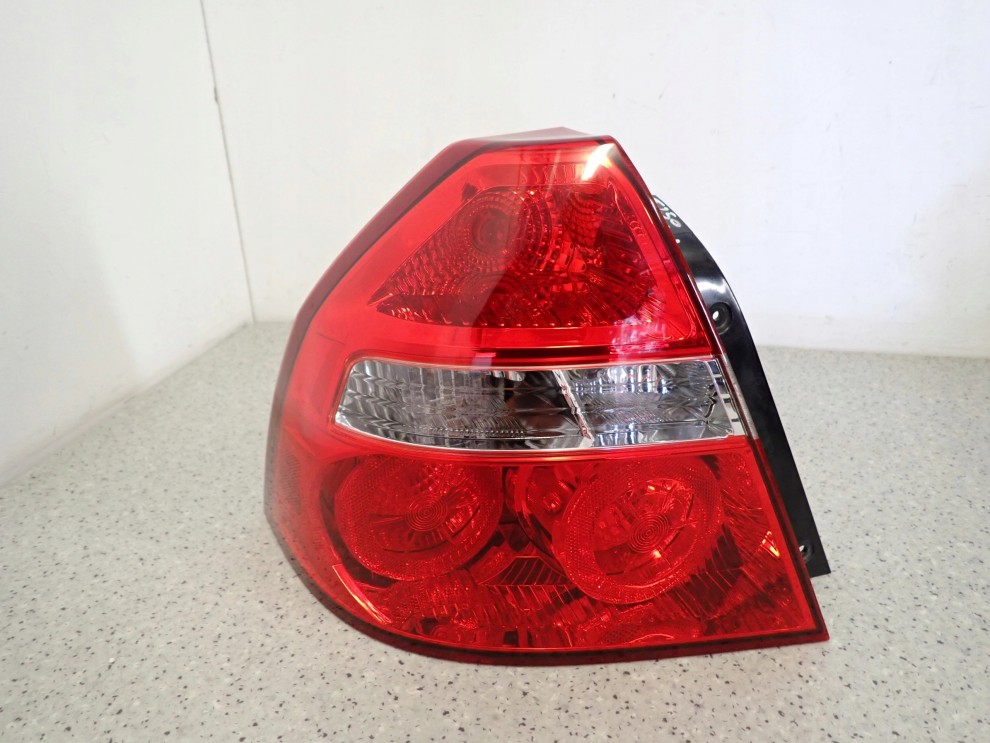 CHEVROLET AVEO T250 4D 07- LAMPA TYLNA LEWA 1/8