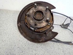 TOYOTA COROLLA VERSO 04- TARCZA KOTWICZNA PIASTA TYLNA PRAWA 1/12 MINIATURA