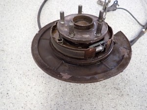 TOYOTA COROLLA VERSO 04- TARCZA KOTWICZNA PIASTA TYLNA PRAWA 3/12 MINIATURA