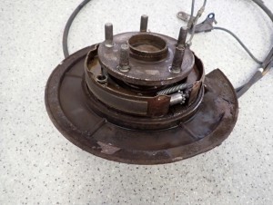 TOYOTA COROLLA VERSO 04- TARCZA KOTWICZNA PIASTA TYLNA PRAWA 4/12 MINIATURA