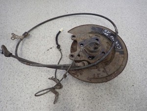 TOYOTA COROLLA VERSO 04- TARCZA KOTWICZNA PIASTA TYLNA PRAWA 6/12 MINIATURA