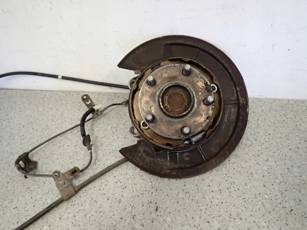 TOYOTA COROLLA VERSO 04- TARCZA KOTWICZNA PIASTA TYLNA LEWA 1/12