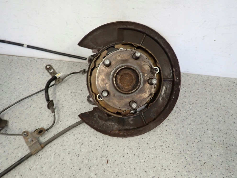 TOYOTA COROLLA VERSO 04- TARCZA KOTWICZNA PIASTA TYLNA LEWA 4/12