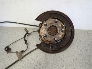 TOYOTA COROLLA VERSO 04- TARCZA KOTWICZNA PIASTA TYLNA LEWA 1/12 MINIATURA