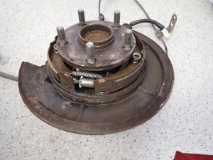 TOYOTA COROLLA VERSO 04- TARCZA KOTWICZNA PIASTA TYLNA LEWA 6/12 MINIATURA