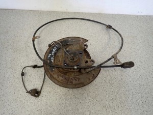 TOYOTA COROLLA VERSO 04- TARCZA KOTWICZNA PIASTA TYLNA LEWA 7/12 MINIATURA