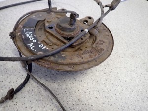 TOYOTA COROLLA VERSO 04- TARCZA KOTWICZNA PIASTA TYLNA LEWA 11/12 MINIATURA