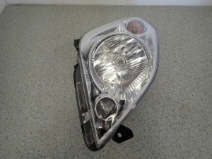 SUZUKI SPLASH LIFT 12-14 LAMPA PRZEDNIA PRAWA REFLEKTOR PRAWY 9/10 MINIATURA