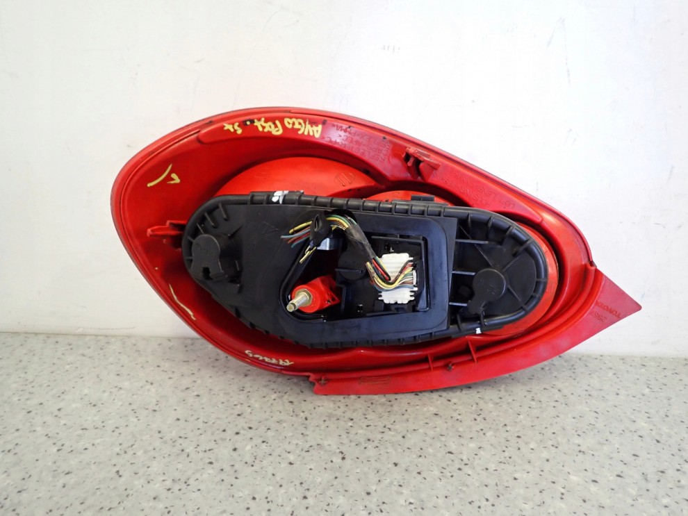 TOYOTA AYGO 06-09 LAMPA TYLNA PRAWA 6/7