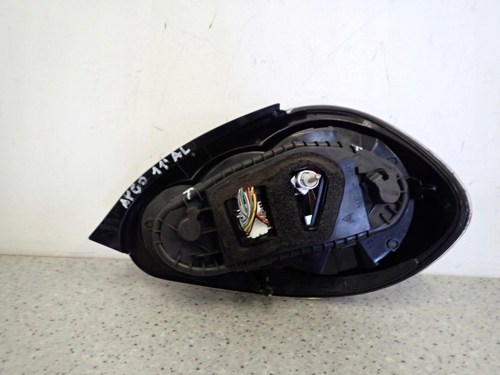 TOYOTA AYGO LIFT 10-12 LAMPA TYLNA LEWA 8/10