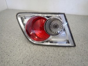 MAZDA 6 5d 02-05 LAMPA WEWNĘTRZNA TYLNA LEWA W KLAPĘ
