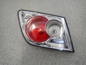 MAZDA 6 5d 02-05 LAMPA WEWNĘTRZNA TYLNA LEWA W KLAPĘ 2/5 MINIATURA