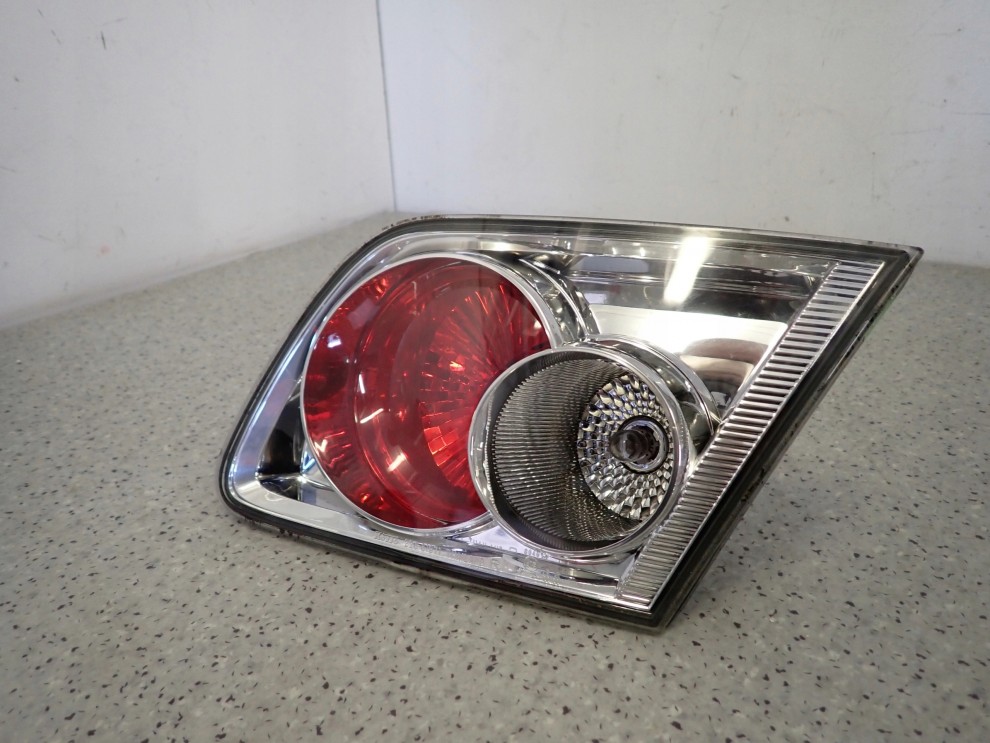 MAZDA 6 5d 02-05 LAMPA WEWNĘTRZNA TYLNA PRAWA W KLAPĘ 2/5