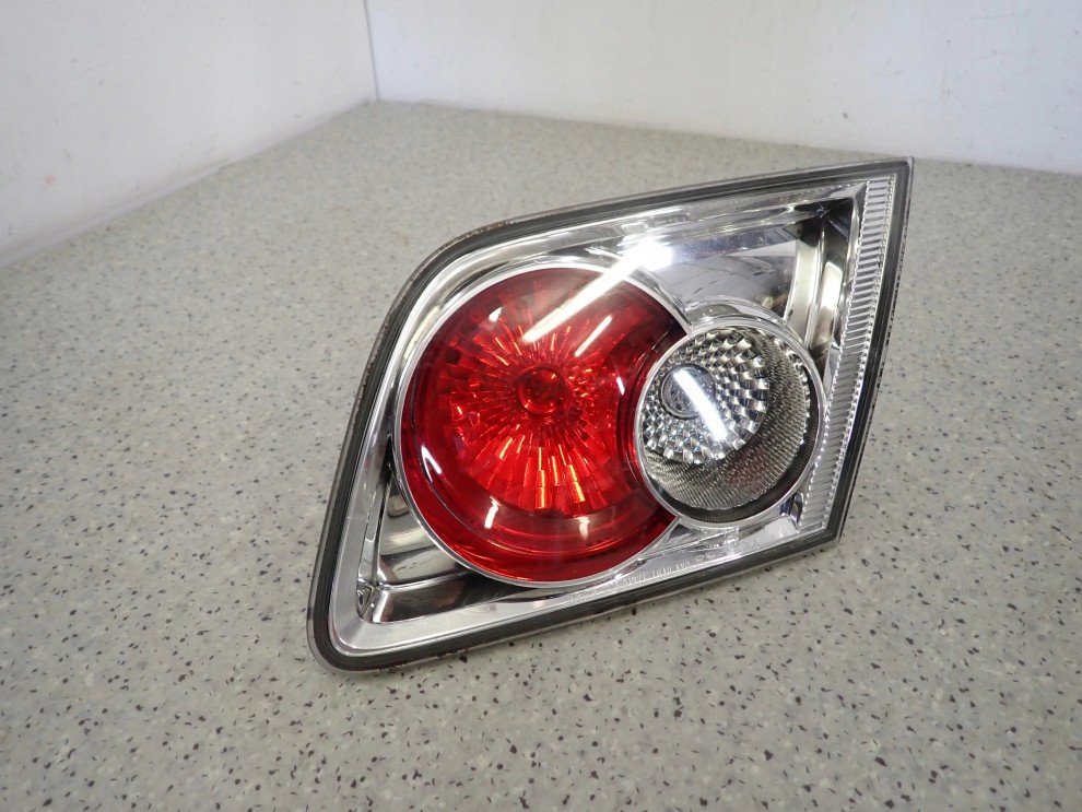 MAZDA 6 5d 02-05 LAMPA WEWNĘTRZNA TYLNA PRAWA W KLAPĘ 3/5