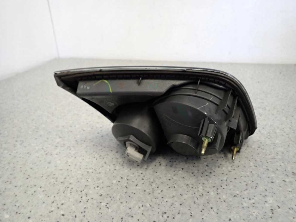 MAZDA 6 5d 02-05 LAMPA WEWNĘTRZNA TYLNA PRAWA W KLAPĘ 4/5