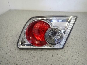MAZDA 6 5d 02-05 LAMPA WEWNĘTRZNA TYLNA PRAWA W KLAPĘ