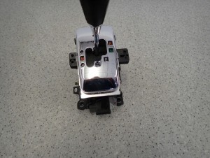 COROLLA E12 01-07 DŹWIGNIA ZMIANY BIEGÓW AUTOMAT 89451-52020 3/8 MINIATURA