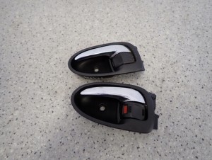 TOYOTA YARIS II 06-11 KLAMKA WEWNĘTRZNA PRZEDNIA TYLNA LEWA 3/4 MINIATURA