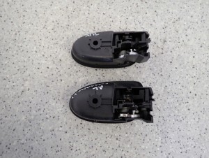 TOYOTA YARIS II 06-11 KLAMKA WEWNĘTRZNA PRZEDNIA TYLNA LEWA 4/4 MINIATURA