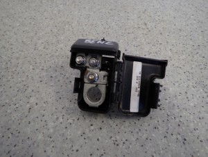 KIA VENGA 09- KLEMA PLUSOWA BENZYNA 2/5 MINIATURA