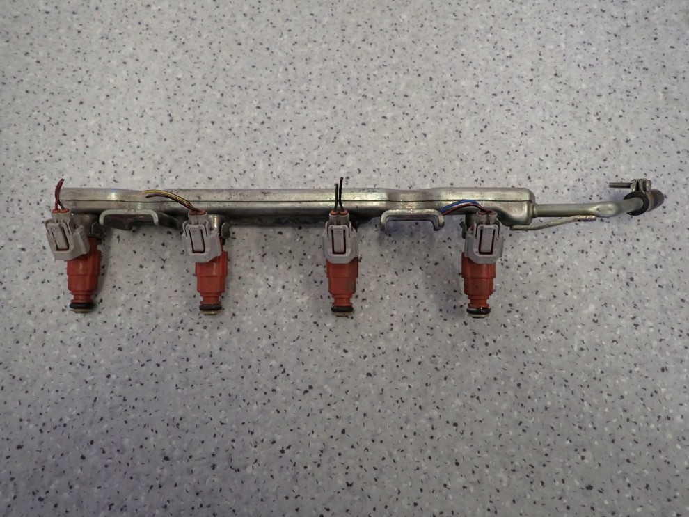 NISSAN ALMERA N16 TINO 1.8 03-06 LISTWA WTRYSKOWA WTRYSKIWACZE 1/4