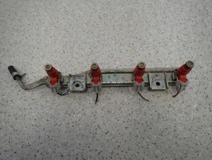 NISSAN ALMERA N16 TINO 1.8 03-06 LISTWA WTRYSKOWA WTRYSKIWACZE 2/4 MINIATURA