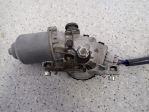 TOYOTA VERSO 09-13 SILNICZEK WYCIERACZEK PRZÓD 2/4 MINIATURA