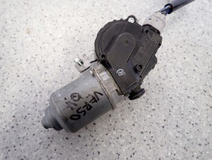 TOYOTA VERSO 09-13 SILNICZEK WYCIERACZEK PRZÓD 3/4 MINIATURA