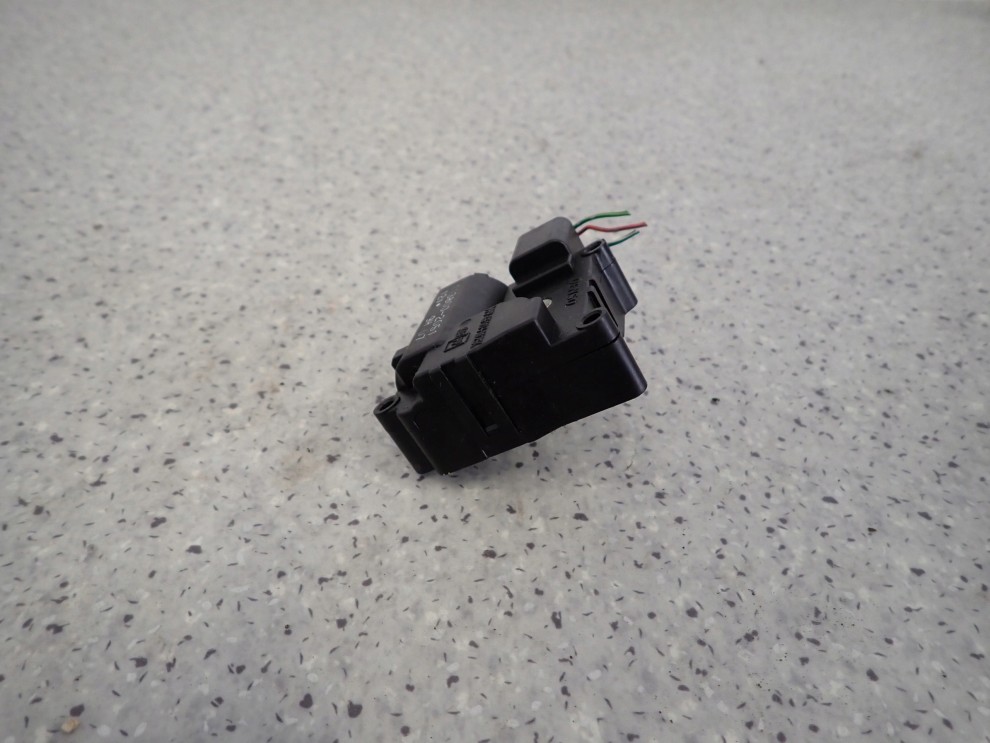 TOYOTA COROLLA E12 02-07 SILNICZEK NAGRZEWNICY 3/5