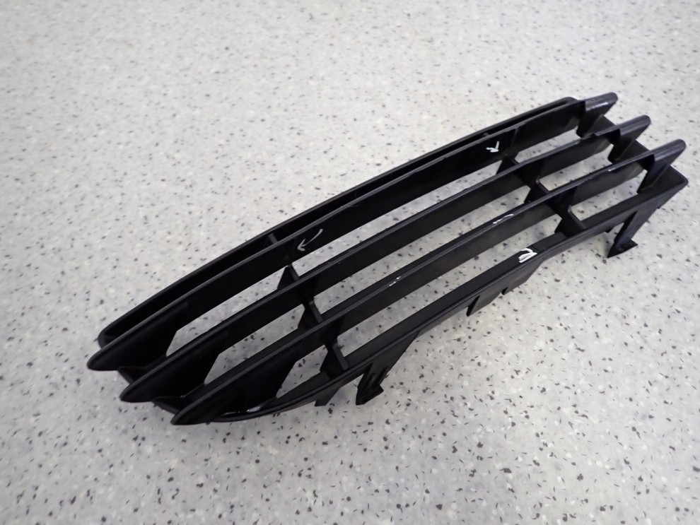 MITSUBISHI COLT 5D 04-08 KRATKA HALOGENU PRZEDNIA PRAWA 3/9